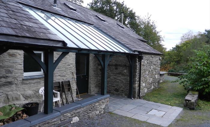 Yr Hen Stablau parking at level entrance